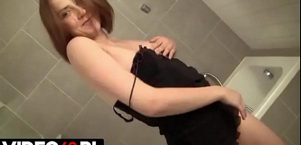  Polskie porno - Przyrodnia siostra w łazience